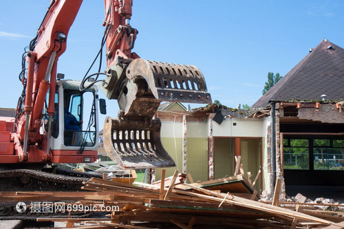 挖掘機在建筑拆除中的應(yīng)用與安全規(guī)范